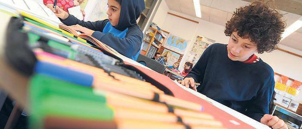 Konzentriert in die Zukunft. Die Nachfragen nach mehr Privatschulen in Berlin sind da: Kleinere Klassen und mehr individuelle Förderung sind die ausschlaggebenden Argumente. Foto: dpa