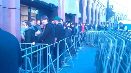 Diablo-Fans warten vor dem Alexa.