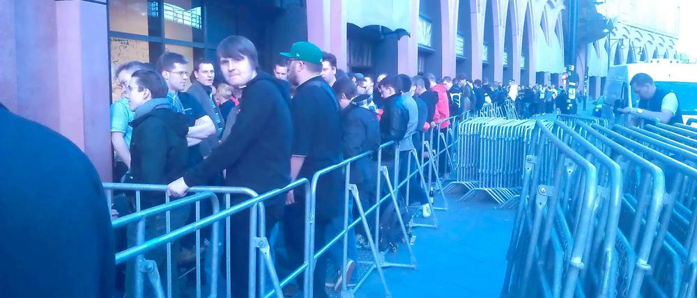 Diablo-Fans warten vor dem Alexa.