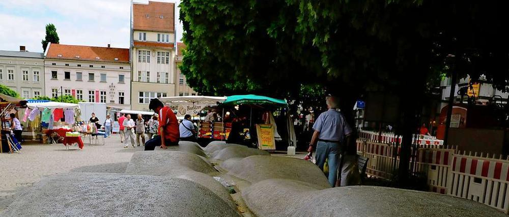 Der Spandauer Markt ist einer der ältesten Plätze Berlins - das Kunstwerk mit dem Spottnamen "Pinkelrinne" eher unbeliebt.