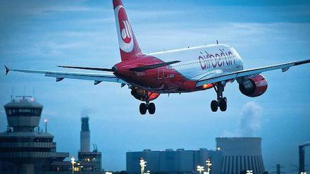 Das Ziel im Blick. Ein Air-Berlin-Airbus setzt zur Landung in Berlin-Tegel an. Ob die Fluggesellschaft, wie angekündigt, im kommenden Jahr erstmals wieder die Gewinnzone erreicht, hängt auch davon ab, ob sie dort mehr Sitzplätze verkaufen kann.Foto: dapd