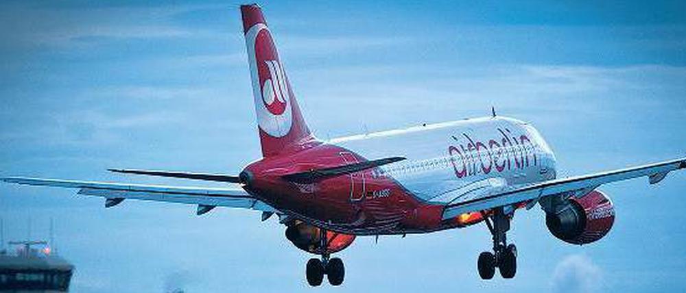 Das Ziel im Blick. Ein Air-Berlin-Airbus setzt zur Landung in Berlin-Tegel an. Ob die Fluggesellschaft, wie angekündigt, im kommenden Jahr erstmals wieder die Gewinnzone erreicht, hängt auch davon ab, ob sie dort mehr Sitzplätze verkaufen kann.Foto: dapd