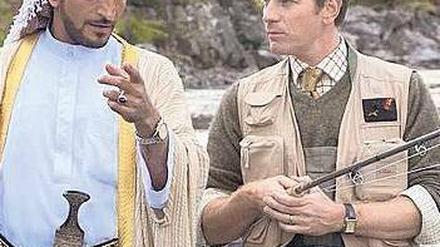 Die Wüste lebt. Scheich Muhammad (Amr Waked) und der Fischzuchtexperte Alfred Jones (Ewan McGregor) beim Angeln in Jemen. Foto: Concorde