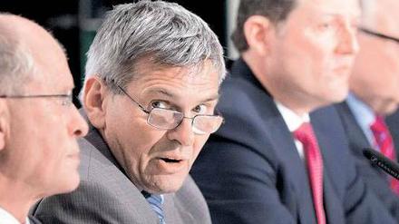 Geschafft. Die Gewerkschafter Berthold Huber und Jörg Hofmann und die Arbeitgebervertreter Rainer Dulger und Martin Kannegiesser (von links). Foto: dapd