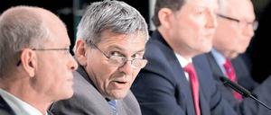 Geschafft. Die Gewerkschafter Berthold Huber und Jörg Hofmann und die Arbeitgebervertreter Rainer Dulger und Martin Kannegiesser (von links). Foto: dapd