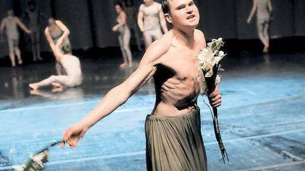 Pur, ehrlich, uneitel. Fabian Hinrichs in René Polleschs „Kill your Darlings“. Foto: Thomas Aurin