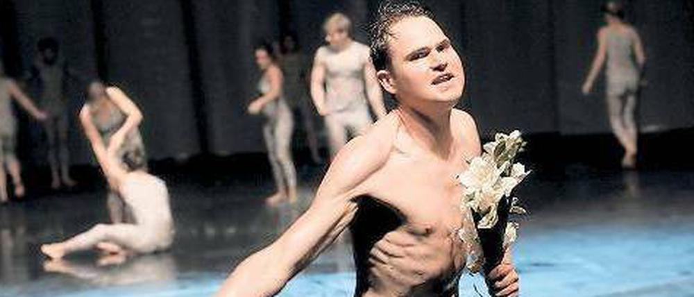 Pur, ehrlich, uneitel. Fabian Hinrichs in René Polleschs „Kill your Darlings“. Foto: Thomas Aurin