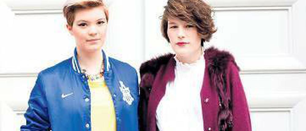 Taschenliebe. WEMAKETHECAKE heißt das Label von Inga Stichling (links) und Hanna Janzen. Sie verzieren Beutel mit Sprüchen wie "Der Teufel trägt Zara" und betreiben zudem ein Modeblog.