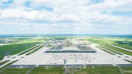 Berlin baut auf. Eine kleine Orientierungshilfe aus der Luft: Das neue Flughafengebäude ist 715 Meter lang, links ist die Nordbahn (3600 Meter Länge) zu sehen, rechts die künftige Südbahn mit 4000 Meter Länge. Unten steht der 47 Meter hohe Tower. Die Straße rechts unten führt zum ILA-Gelände. Und ganz links am Bildrand ist das jetzige Schönefelder Flughafengebäude zu erkennen. Foto: dpa/Klaus-Dietmar Gabbert