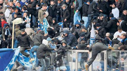 Absperrung überwunden. Am 13. März 2010 waren auch im Olympiastadion Fans nach dem Spiel auf den Platz gelangt. Hertha hatte die Erstligapartie gegen Nürnberg mit 1:2 verloren. Danach wurde das Sicherheitskonzept überarbeitet, sagen Polizei und Verein. Foto: dpa