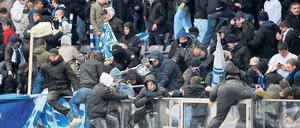Absperrung überwunden. Am 13. März 2010 waren auch im Olympiastadion Fans nach dem Spiel auf den Platz gelangt. Hertha hatte die Erstligapartie gegen Nürnberg mit 1:2 verloren. Danach wurde das Sicherheitskonzept überarbeitet, sagen Polizei und Verein. Foto: dpa