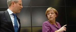 Angela Merkel gibt den Kurs vor: Norbert Röttgen ist nicht der erste Mann, der sich ihrem strikten Richtungsdiktat beugen musste.