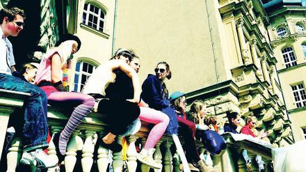 Nach den Prüfungen wird gefeiert, auf Parties, Bällen – und in der Schule beim Abi-Scherz. Auch am Carl-von Ossietzky-Gymnasium in Pankow kaperten die Abiturienten für einen Tag das Gebäude. Und wenn die Zeugnisse verteilt sind, gehen die meisten der rund 16000 Berliner Abiturienten auf Abschlussfahrt nach Spanien oder – neuerdings verstärkt – auch nach Bulgarien. Der diesjährige Doppeljahrgang kam dadurch zustande, dass die Gymnasien auf einen zwölfjährigen Weg zum Abitur umgestellt haben. Auch in Bremen und Brandenburg machen aktuell zwei Jahrgänge Abitur. Die meisten Bundesländer haben diesen Schritt schon hinter sich. 