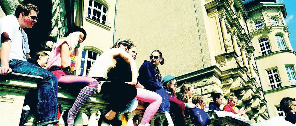 Nach den Prüfungen wird gefeiert, auf Parties, Bällen – und in der Schule beim Abi-Scherz. Auch am Carl-von Ossietzky-Gymnasium in Pankow kaperten die Abiturienten für einen Tag das Gebäude. Und wenn die Zeugnisse verteilt sind, gehen die meisten der rund 16000 Berliner Abiturienten auf Abschlussfahrt nach Spanien oder – neuerdings verstärkt – auch nach Bulgarien. Der diesjährige Doppeljahrgang kam dadurch zustande, dass die Gymnasien auf einen zwölfjährigen Weg zum Abitur umgestellt haben. Auch in Bremen und Brandenburg machen aktuell zwei Jahrgänge Abitur. Die meisten Bundesländer haben diesen Schritt schon hinter sich. 