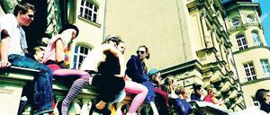 Nach den Prüfungen wird gefeiert, auf Parties, Bällen – und in der Schule beim Abi-Scherz. Auch am Carl-von Ossietzky-Gymnasium in Pankow kaperten die Abiturienten für einen Tag das Gebäude. Und wenn die Zeugnisse verteilt sind, gehen die meisten der rund 16000 Berliner Abiturienten auf Abschlussfahrt nach Spanien oder – neuerdings verstärkt – auch nach Bulgarien. Der diesjährige Doppeljahrgang kam dadurch zustande, dass die Gymnasien auf einen zwölfjährigen Weg zum Abitur umgestellt haben. Auch in Bremen und Brandenburg machen aktuell zwei Jahrgänge Abitur. Die meisten Bundesländer haben diesen Schritt schon hinter sich. 