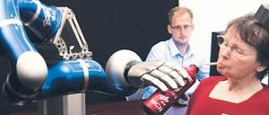 Aus eigener Kraft. Zum ersten Mal seit fast 15 Jahren brauchte Cathy Hutchinson nicht die Hilfe eines Pflegers, um Kaffee zu trinken