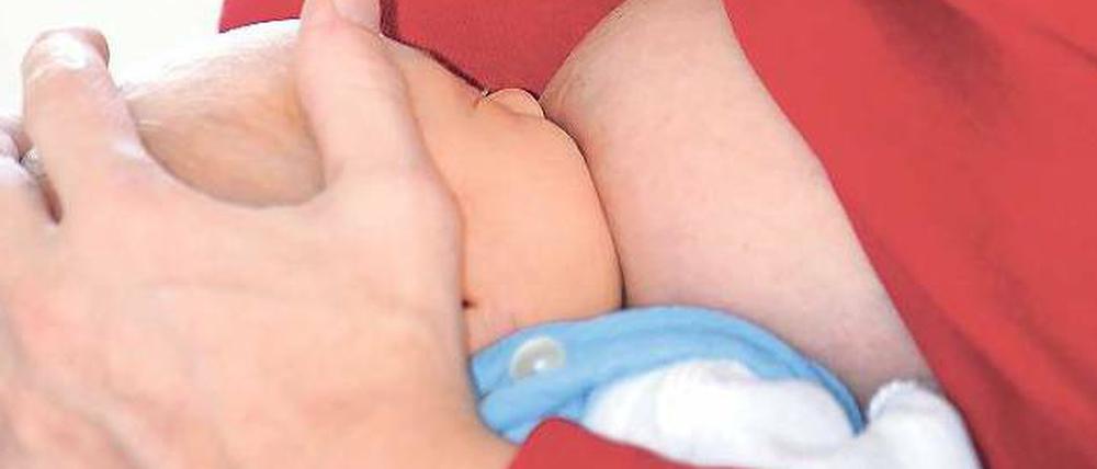Erste Nahrung. Die meisten Frauen geben ihrem Kind die Brust. 