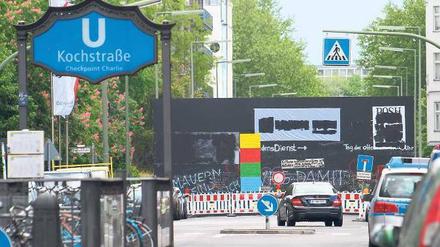 Checkpoint Biennale. An der Friedrichstraße wurde wieder eine Mauer errichtet, nur ein bisschen weiter südlich – und als Kunstprojekt. 