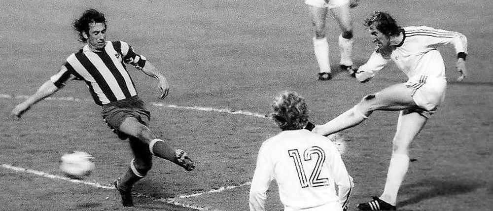 Doppelt war besser: Im ersten Europapokal-Finale des FC Bayern 1974 erzielte Hans-Georg Schwarzenbeck in letzter Minute mit seinem ersten und einzigen Europapokaltor das rettende 1:1 gegen Atletico Madrid. Das Wiederholungsspiel gewannen die Bayern 4:0. Acht erlebnisreiche Endspiele später erlebten die Münchener daheim erneut eine Premiere. Foto: dpa