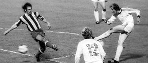 Doppelt war besser: Im ersten Europapokal-Finale des FC Bayern 1974 erzielte Hans-Georg Schwarzenbeck in letzter Minute mit seinem ersten und einzigen Europapokaltor das rettende 1:1 gegen Atletico Madrid. Das Wiederholungsspiel gewannen die Bayern 4:0. Acht erlebnisreiche Endspiele später erlebten die Münchener daheim erneut eine Premiere. Foto: dpa