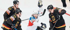 Untergang. Deutschland kassierte bei der Eishockey WM eine 4:12-Klatsche gegen Norwegen. Die besten deutschen Verteidiger waren erst gar nicht nach Skandinavien gereist.