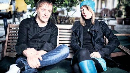 Freunde der Nacht. Kameramann Lucian Busse war in den 90ern stets mit seiner Videokamera in den unzähligen improvisierten Clubs der Stadt unterwegs. Musikerin Sofie Hein hat ihn überredet, aus dem nachträglich digitalisierten Material eine Dokumentation zu schneiden, und den Soundtrack komponiert. Foto: Georg Moritz