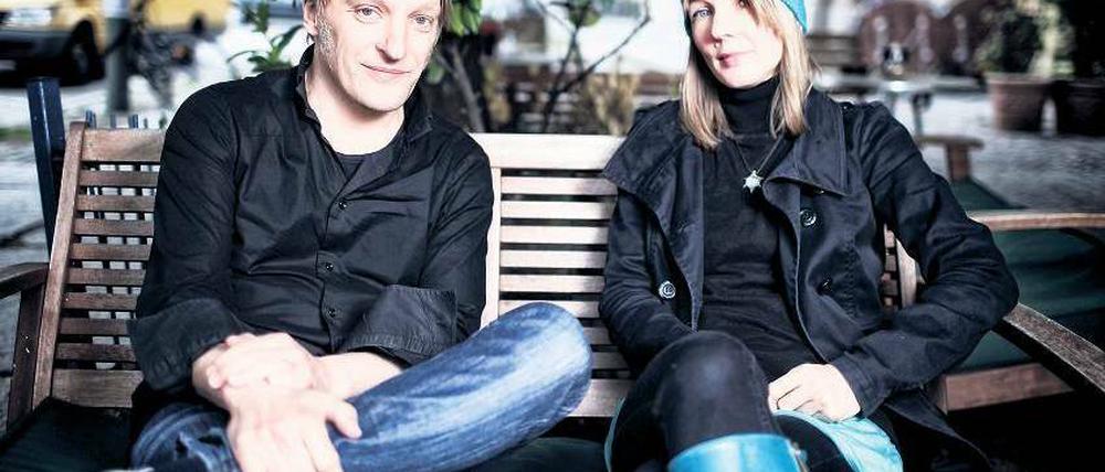 Freunde der Nacht. Kameramann Lucian Busse war in den 90ern stets mit seiner Videokamera in den unzähligen improvisierten Clubs der Stadt unterwegs. Musikerin Sofie Hein hat ihn überredet, aus dem nachträglich digitalisierten Material eine Dokumentation zu schneiden, und den Soundtrack komponiert. Foto: Georg Moritz