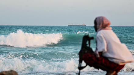 Ein bewaffneter somalischer Pirat bewacht die Küste bei Hobyo im nordöstlichen Somalia.