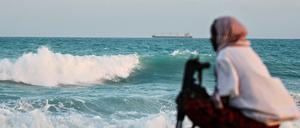 Ein bewaffneter somalischer Pirat bewacht die Küste bei Hobyo im nordöstlichen Somalia.