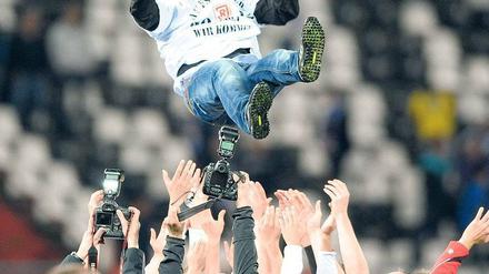 Trainer, flieg! Und zwar von Regensburg nach Augsburg. Markus Weinzierl betreut künftig den schwäbischen Bundesligisten. 