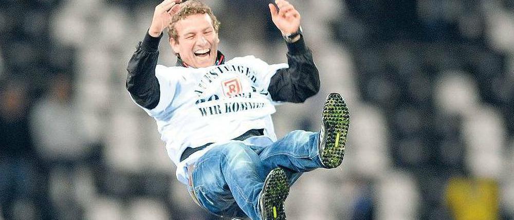 Trainer, flieg! Und zwar von Regensburg nach Augsburg. Markus Weinzierl betreut künftig den schwäbischen Bundesligisten. 