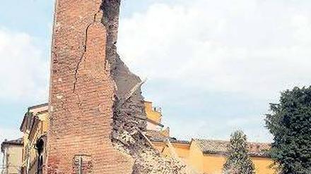 Jahrhunderte überdauert hatte dieser Glockenturm des Kastells Delle Rocche in Finale Emilia. Das Erdbeben in der Nacht zum Sonntag hat viele Kulturstätten zerstört.