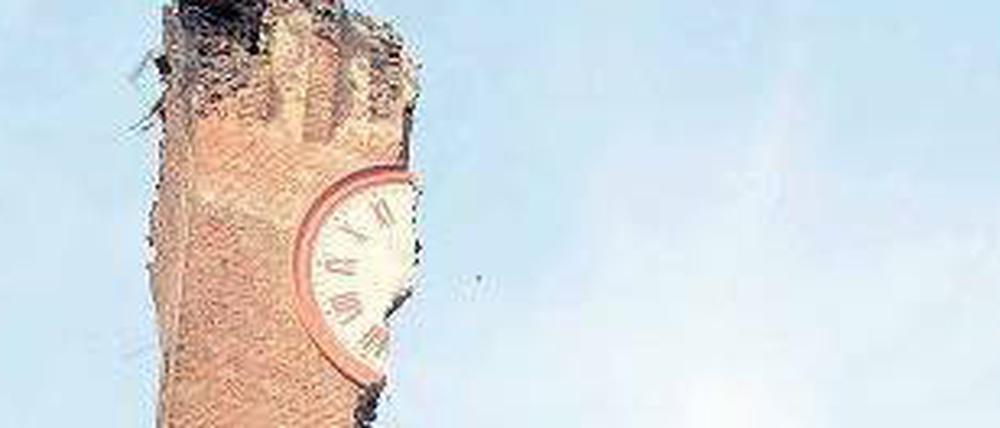 Jahrhunderte überdauert hatte dieser Glockenturm des Kastells Delle Rocche in Finale Emilia. Das Erdbeben in der Nacht zum Sonntag hat viele Kulturstätten zerstört. 