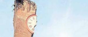 Jahrhunderte überdauert hatte dieser Glockenturm des Kastells Delle Rocche in Finale Emilia. Das Erdbeben in der Nacht zum Sonntag hat viele Kulturstätten zerstört. 