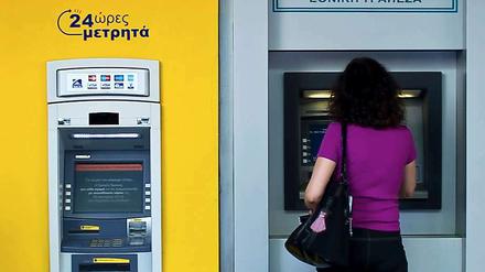 Die griechischen Banken schlagen Alarm: Aus Angst vor einer Verschärfung der Krise ziehen viele Griechen ihr Geld ab. 