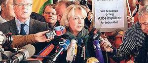 „Wir wollen keinen ruinösen Standortwettbewerb.“ NRW-Ministerpräsidentin Hannelore Kraft bekam am Montag reichlich Beifall von der Bochumer Opel-Belegschaft. Foto: dapd