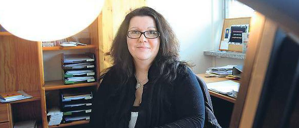 Licht ins Dunkel. Katrin Behr arbeitet im Haus der früheren DDR-Staatssicherheit in Lichtenberg. Auf deren Geheiß haben die Jugendbehörden häufig Kinder in Heime überwiesen oder zur Zwangsadoption vermittelt, wenn die Eltern politisch unbequem wurden. Behr hat hunderte solcher Fälle dokumentiert und berät die Opfer.