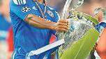 Tänzchen mit Vase. Didier Drogba ist mit Chelsea endlich am Ziel. Foto: dpa