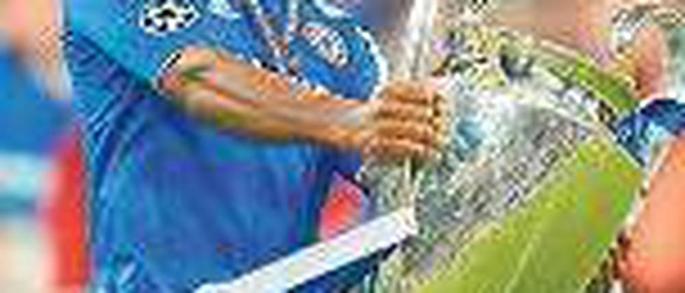 Tänzchen mit Vase. Didier Drogba ist mit Chelsea endlich am Ziel. Foto: dpa