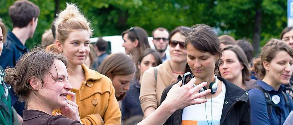 Auch ohne Megafon zu verstehen: Nina Dick erklärt den Teilnehmern, wo Europa in Neukölln zu finden ist