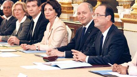 Die neue Mannschaft. Präsident Francois Hollande (2. v. r.) zwischen Justizministerin Christiane Taubira und Außenminister Laurent Fabius (3. v. r.), neben dem Sozial- und Gesundheitsministerin Marisol Touraine sitzt.