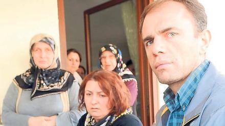 Die Trauer bleibt. Burak B.’s Eltern, Melek (Mitte) und Ahmet B., stellen sich immer wieder die Frage, warum ihr Sohn sterben musste. 84 Hinweise hat die Polizei zwar erhalten, bisher ist aber kein entscheidender dabei gewesen. 