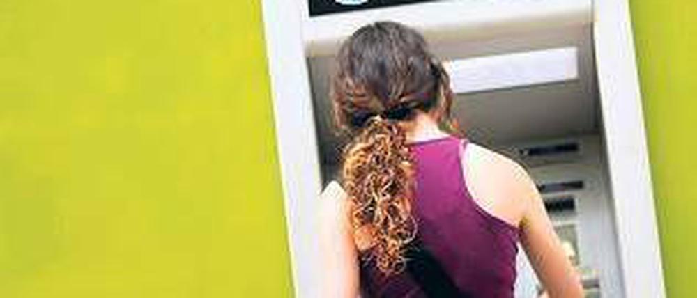 Lieber das Geld in der Hand. Die spanische Großbank BFA-Bankia musste wegen Zahlungsproblemen den Staat um Hilfe bitten. Foto: AFP