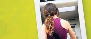 Lieber das Geld in der Hand. Die spanische Großbank BFA-Bankia musste wegen Zahlungsproblemen den Staat um Hilfe bitten. Foto: AFP