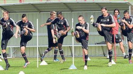 Auf diese Beine müssen sie schauen. Die Münchner beim Beweglichkeitstraining vor dem Finale. Foto: dpa