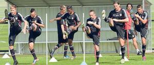 Auf diese Beine müssen sie schauen. Die Münchner beim Beweglichkeitstraining vor dem Finale. Foto: dpa