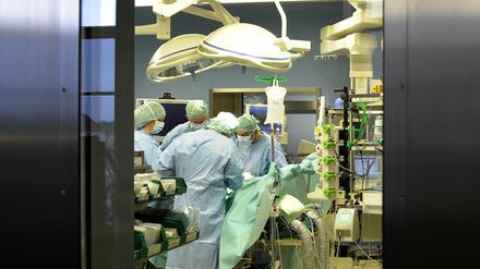 Mehr Menschen sollen Organe spenden. Doch Grüne und Linke sind dagegen, dass Patientendaten ohne Zustimmung für Forschungsprojekte an die Industrie gehen.  