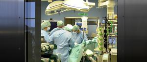 Mehr Menschen sollen Organe spenden. Doch Grüne und Linke sind dagegen, dass Patientendaten ohne Zustimmung für Forschungsprojekte an die Industrie gehen.  