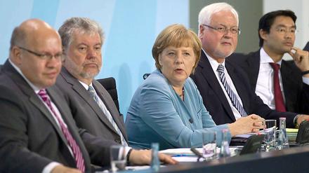 Nach dem Energiegipfel ist vor dem Energiegipfel. Bundeskanzlerin Angela Merkel will sich in Zukunft häufiger mit Kurt Beck (links von ihr), ihrem neuen Umweltminister Peter Altmaier (links von Beck), dem Nachfolger von Peter-Harry Carstensen (rechts von Merkel) und ihrem Wirtschaftsminister und Vizekanzler Philipp Rösler (ganz rechts) treffen. 