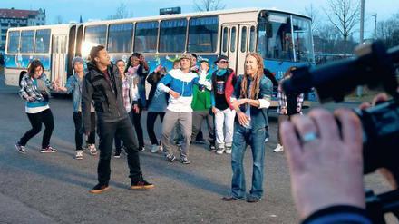Kamera läuft. Der Jamaikaner Shaggy (l.v.) und der deutsche Reggae-Sänger Jahcoustix (r.) bei den Dreharbeiten zum Integrations-Song „World Citizen“ in Friedrichshain. 